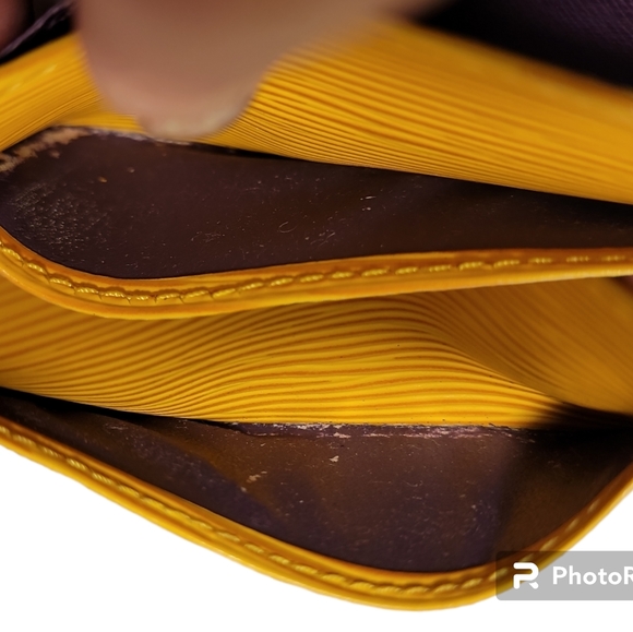 VINTAGE!Authentic LV epi wallet - Picture 9 of 13